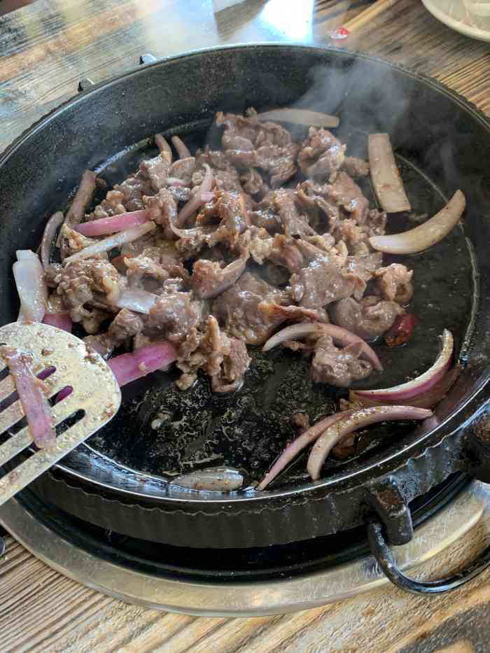 小东北特色烤肉-"火车站附近.肉不是自己烤,东北小哥给炒,.