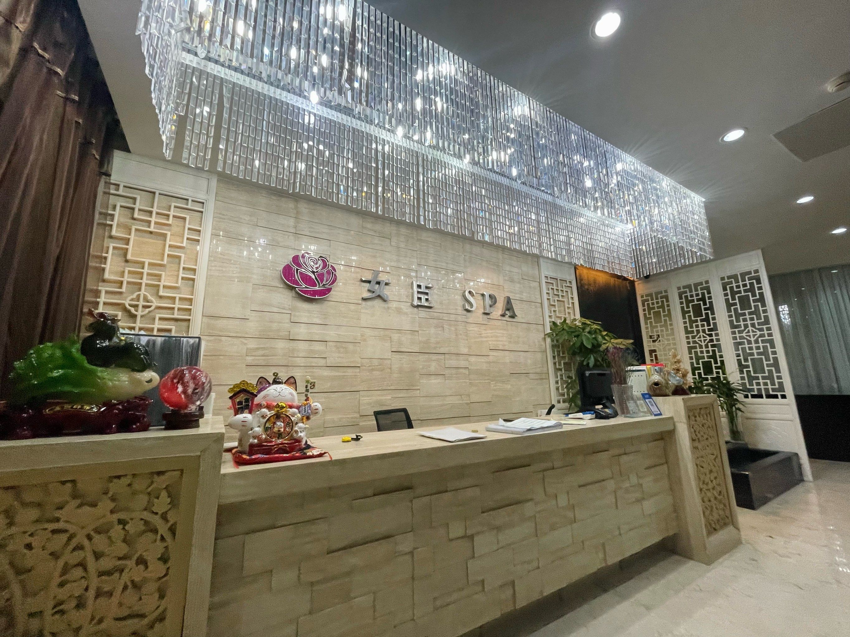 一家只接待女宾的美容院,店面二层非常大