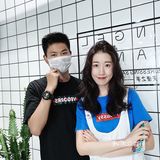 将一侧头发随意夹至耳后，好看的侧脸线条立马浮现