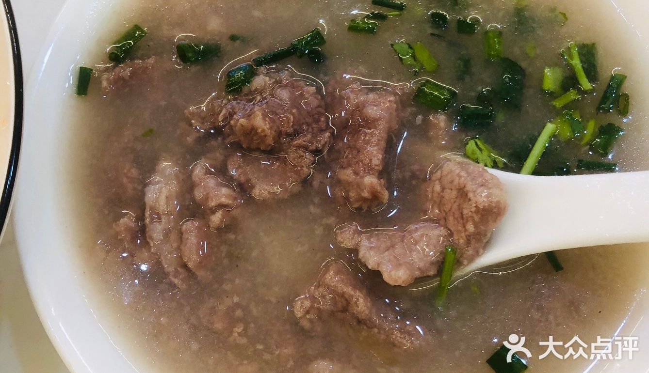 他家的口号是：一碗米粉 八块牛肉