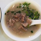 他家的口号是：一碗米粉 八块牛肉