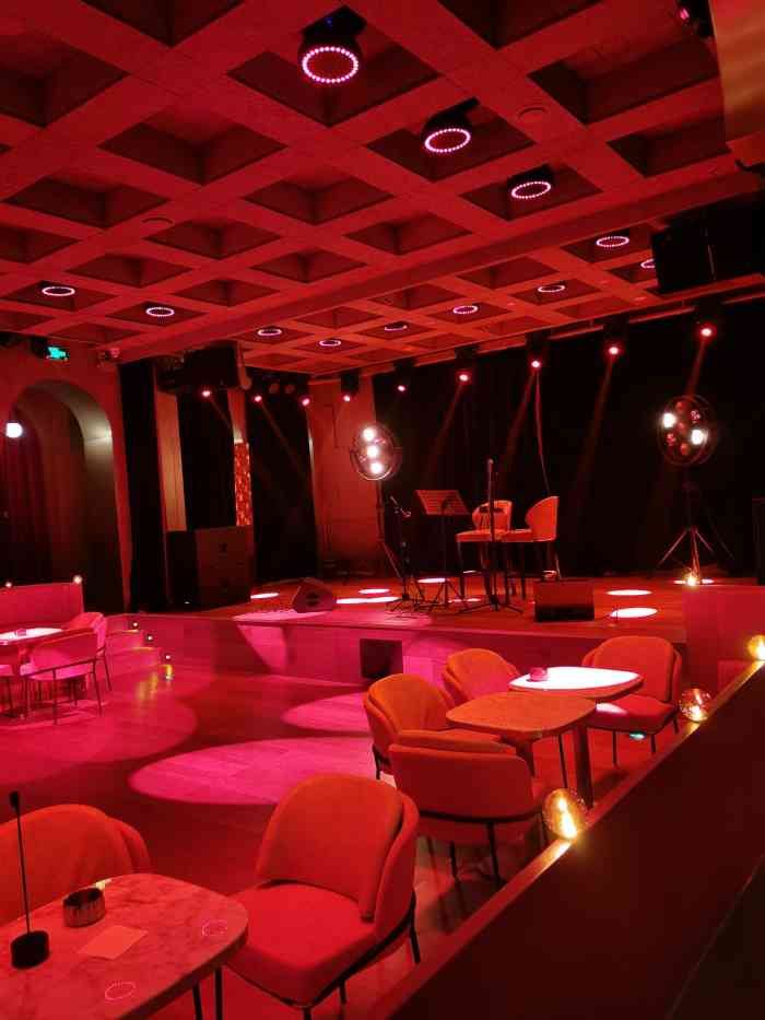 unda2电音大厅-"蛮豪的一家酒吧,李公堤这边,晚上开的真的.