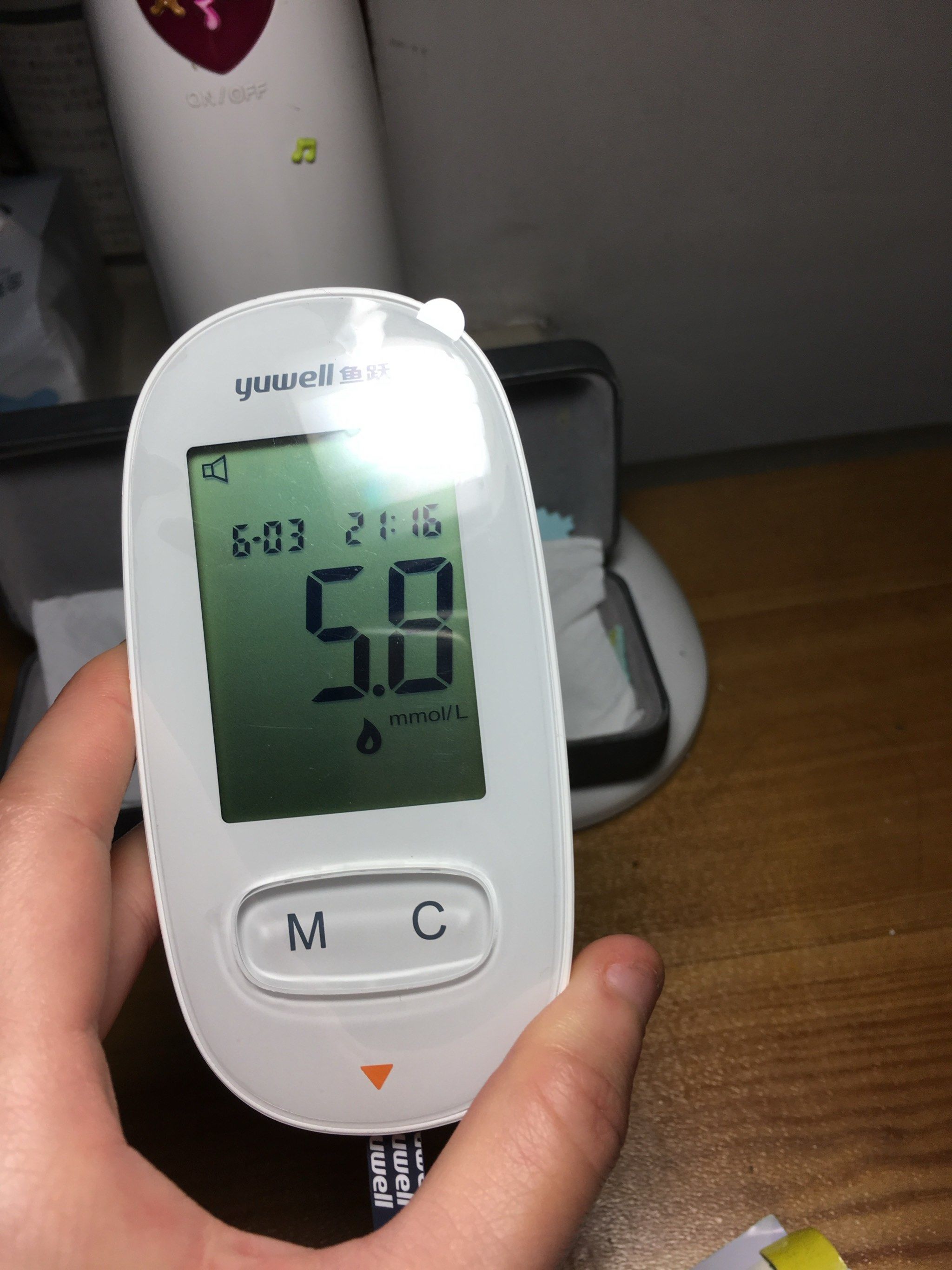 血糖仪要定期校准,且使用配套的试纸和采血针
