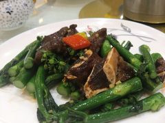 芥兰远炒牛仔骨-顺德渔村·岭南一号