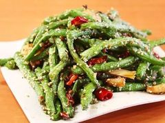 黄豆炖猪手，干炸蘑菇.干煸豆角.红焖羊肉.红烧小排骨.酸菜炖腔骨平锅香葱烤羊肉-巧味小馆