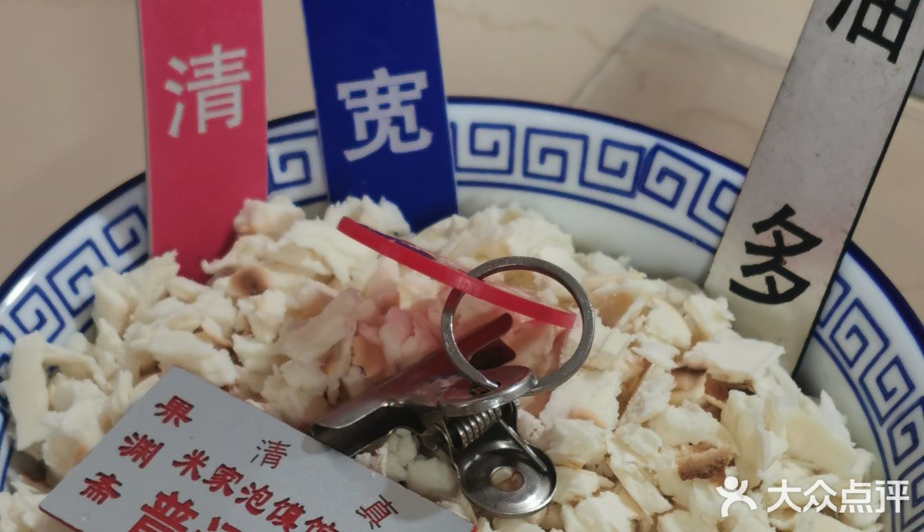 只要营业随时都时都有免费的茶水和泡馍汤，自己去打