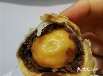 皮不行，硬，干，不酥。皮和蛋黄之间的豆沙偏甜