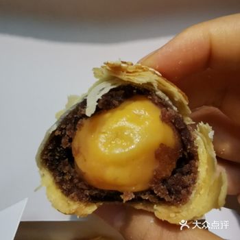 皮不行,硬,干,不酥。皮和蛋黄之间的豆沙偏甜