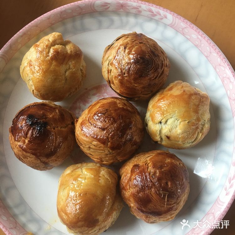 封口朝下，面上再刷一遍蛋黄液，进烤箱，烤它，出炉