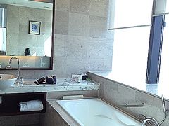 带飘窗的卫生间，超赞-上海龙之梦万丽酒店