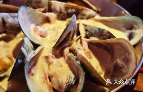 Butter Lemongrass Steamed Mussels