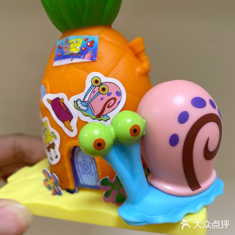麦当当新品派！还有海绵宝宝套餐！玩具让我有点失望...