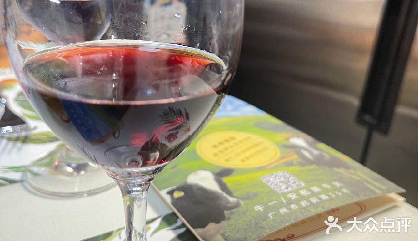 建议提前预约过去，店铺中间是一个大理石餐桌