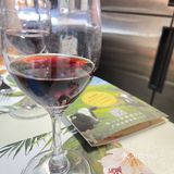 建议提前预约过去，店铺中间是一个大理石餐桌