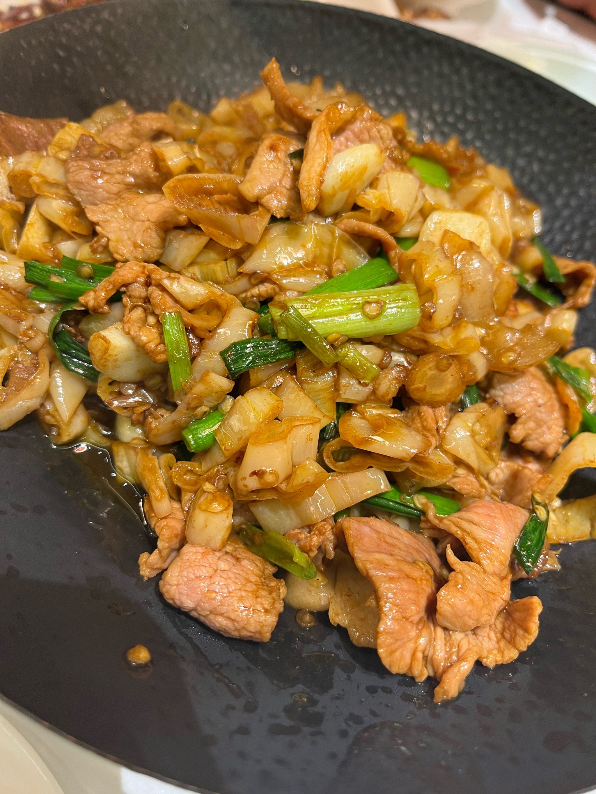 他简直赞不绝口,味道很正宗
白辣椒炒肉,小炒肉,是我最爱的湖南菜