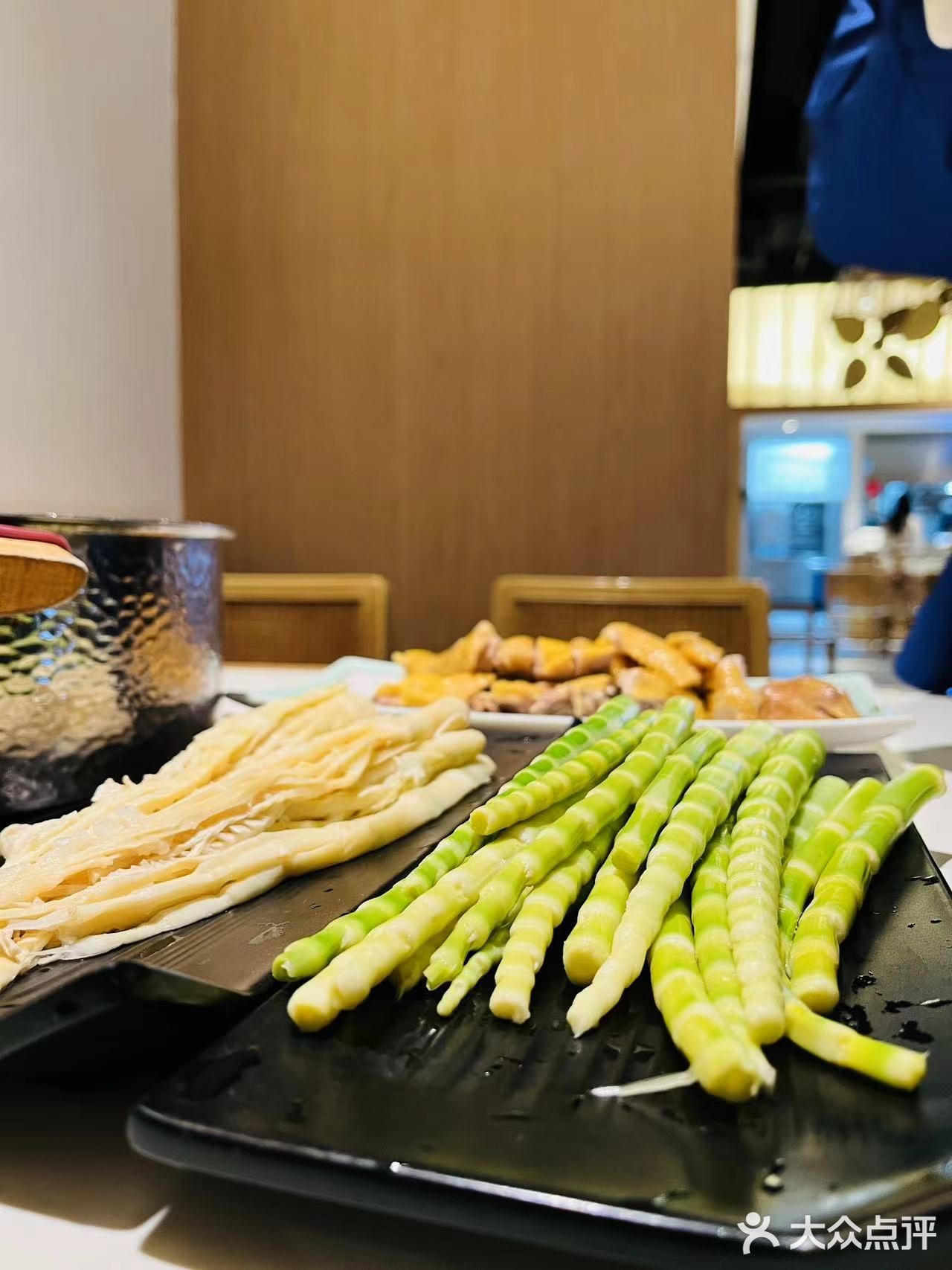 汤能喝好多碗,简直可以鲜掉了眉毛啊!服务员很主动