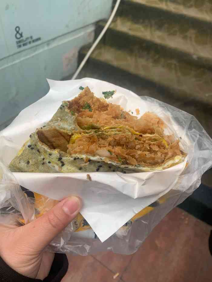 特别喜欢津门十三张的煎饼这是第二次吃了这次吃的麻辣鸡肉口味是在