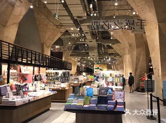 越来越喜欢去大城市，因为书店大而有趣
