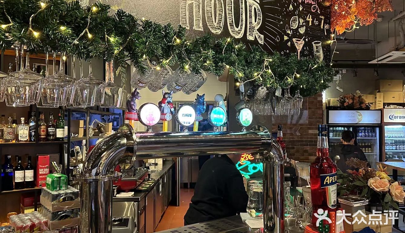 大口喝酒，再和朋友畅聊，看着座位边上那么多外国食客