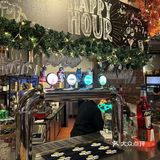 大口喝酒，再和朋友畅聊，看着座位边上那么多外国食客