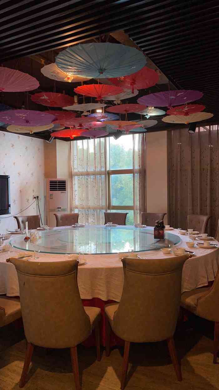 农屋里香(闵行店)-"鱼头好吃里面的粉丝和白菜超好吃,有点甜适.