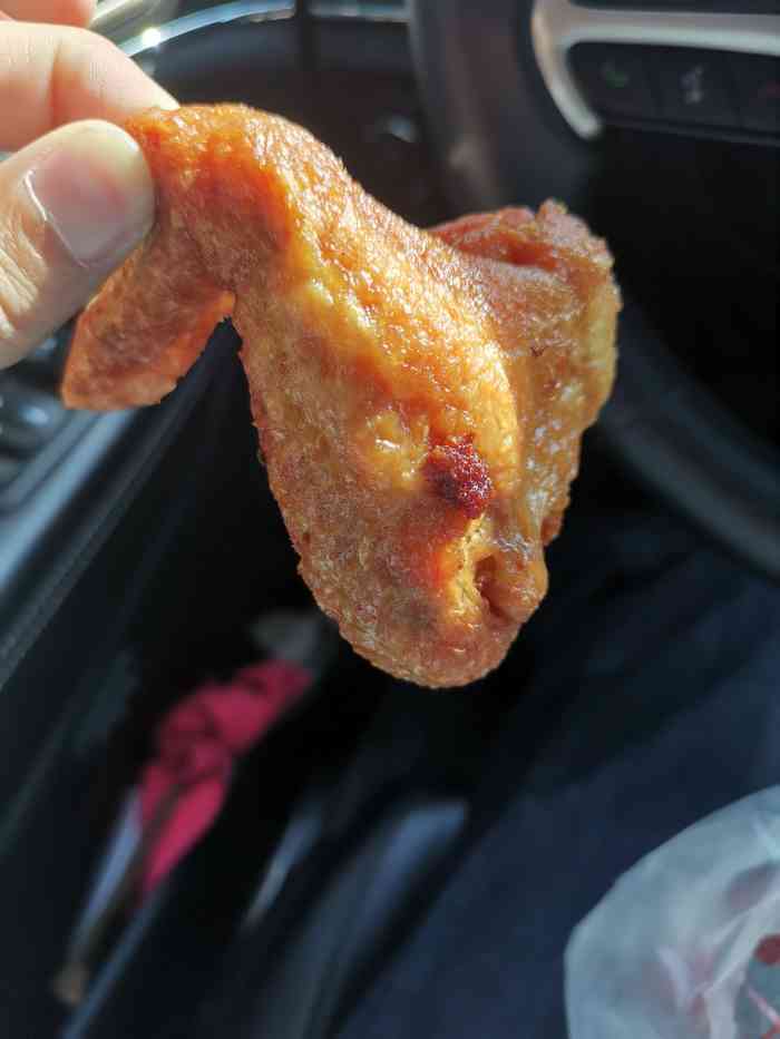 凤凰炸鸡-"很小的一家店在街角,味道很香,里面阿姨态.