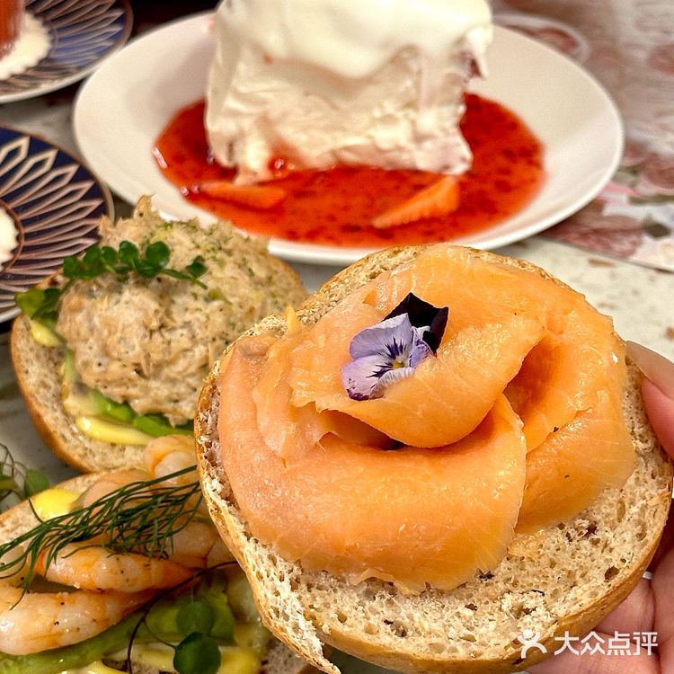 在北京！吃到了！草莓🍓瀑布蛋糕！！