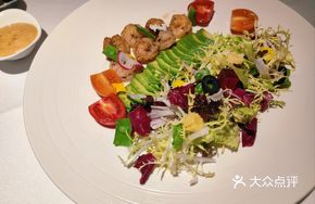 Avocado and Shrimp Salad with Mixed Vegetables