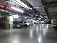 -绿地缤纷城-停车场