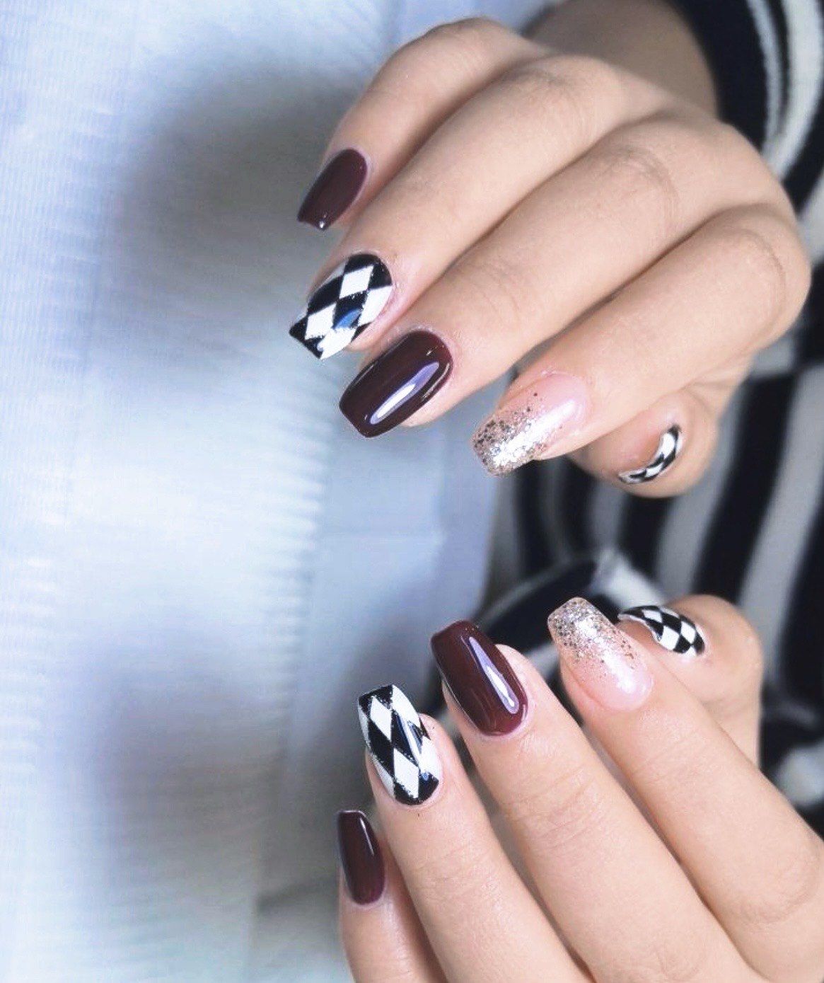 这是美甲师画的菱形格美甲哦,画的,画的