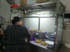 自助取餐区-何老二卤汁凉粉