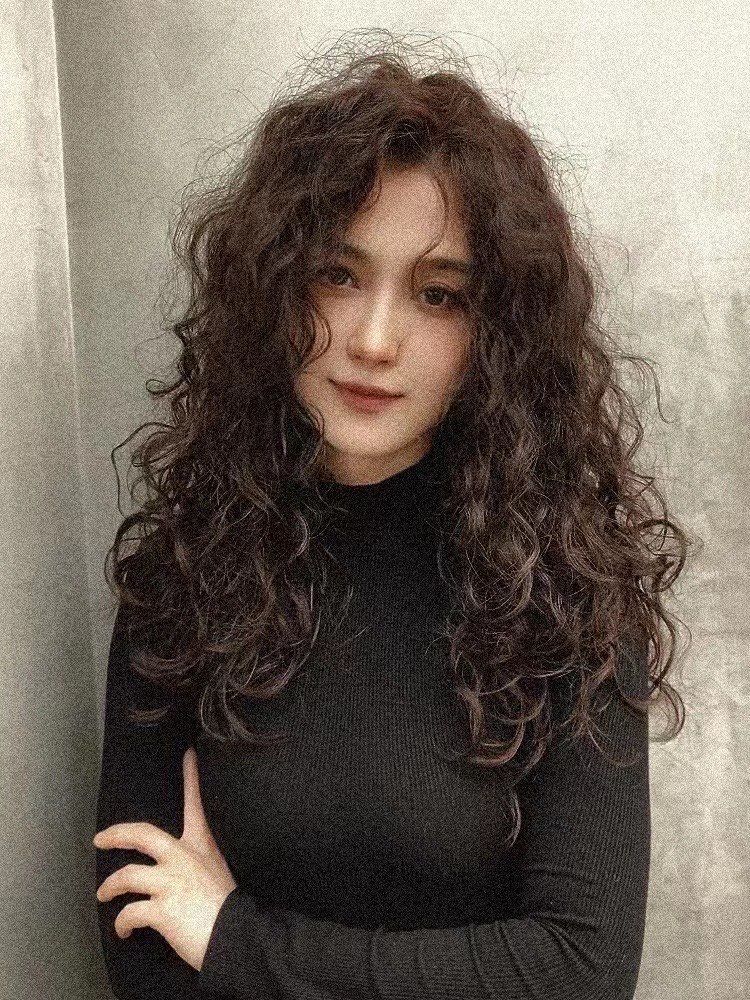 要错过今年这款最流行的"泡面卷"[嘴唇]
泡面卷发型有很强的蓬松感