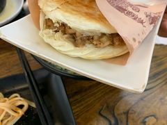 特色腊汁肉夹馍-河洛王三米皮(泉舜购物中心店)