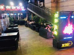 等位区-何师烧烤·香辣蟹·川菜·30年老品牌(太古里旗舰店)