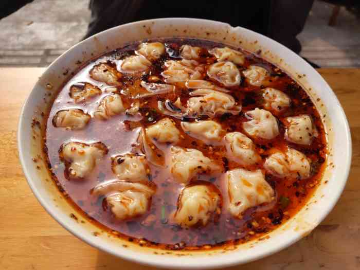 第一次看到了彝族的风情万种,当然也是第一次尝到马边有名的杨抄手