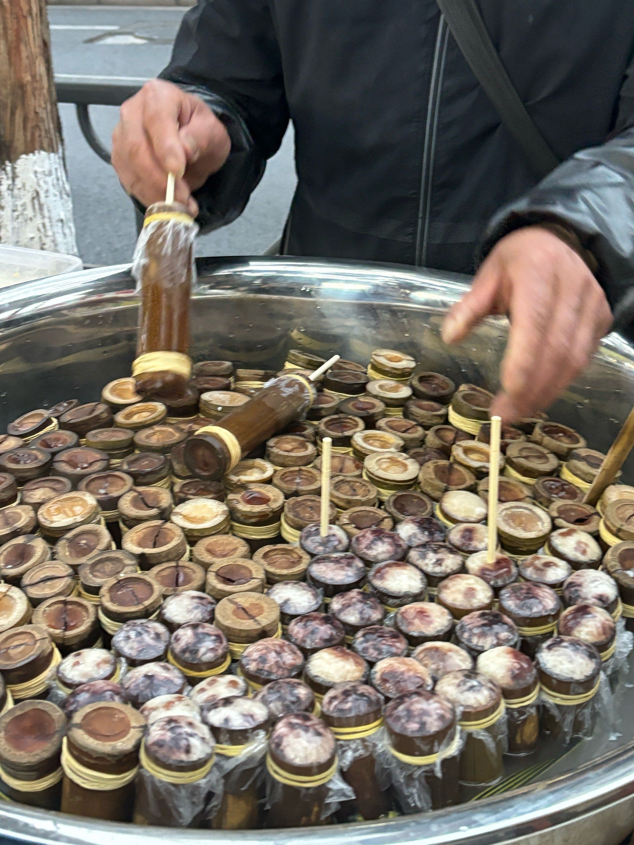 在乐山街头吃到了儿时的竹筒粽!软软糯糯的!