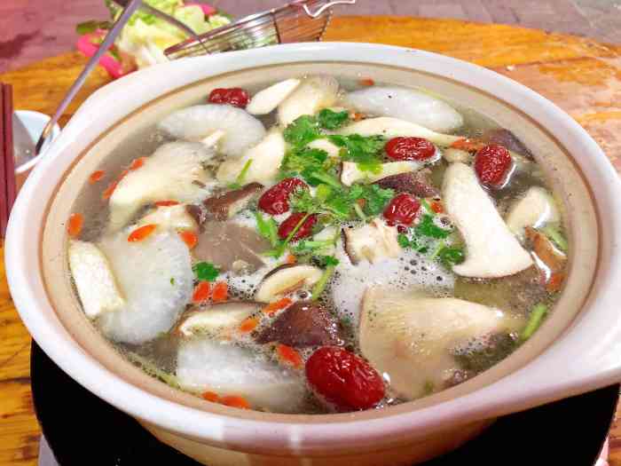 七人每人点了两只鹧鸪,不错的火锅,就在日日香隔壁.