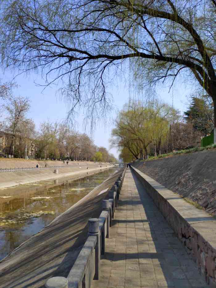 金水河滨河公园-"城市里有了水,也就有了生机.天阴着,户外.