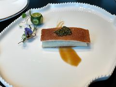 鱼子酱配脆皮烤乳猪-广州文华东方酒店·江-由辉师傅主理