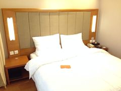 大床有两种枕头可以选择-全季酒店(重庆上清寺牛角沱地铁站店)