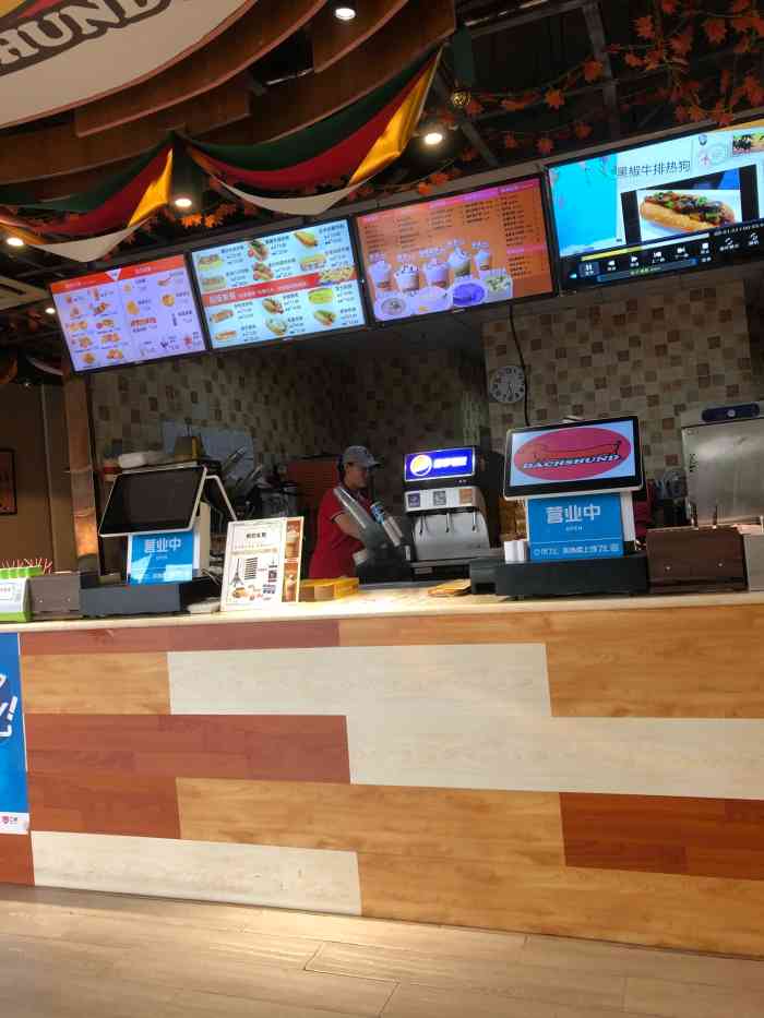 德希臣热狗(明湖店)-"偶尔路过看见了去尝一下,被一个十分没素质.