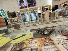 -美式眼镜·授权蔡司.依视路.尼康.豪雅.明月(人民广场店)