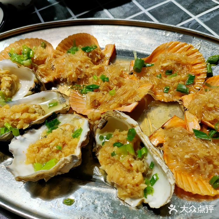 从马路边上路过就能看到他们家的招牌。川湘口味够劲爆