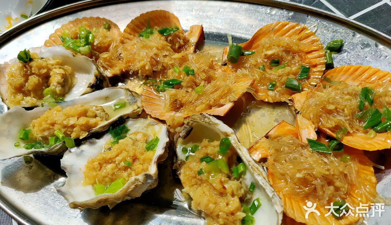 从马路边上路过就能看到他们家的招牌。川湘口味够劲爆