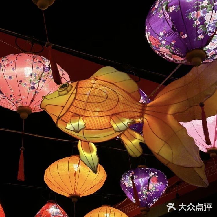 和风灯笼点亮夜晚