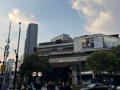 -瑞虹新天地月亮湾