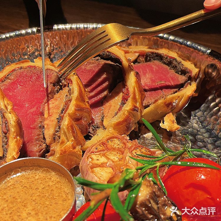 带室外草坪的西餐厅真的好适合约会拍照