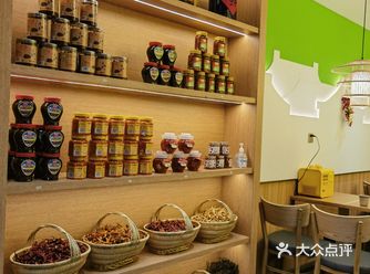 北京老长沙大食堂安贞店是一家地道的湘菜馆，为食客们带