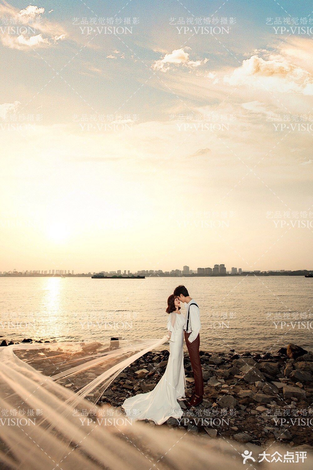 一组素有南京小垦丁之称的江边婚纱照
