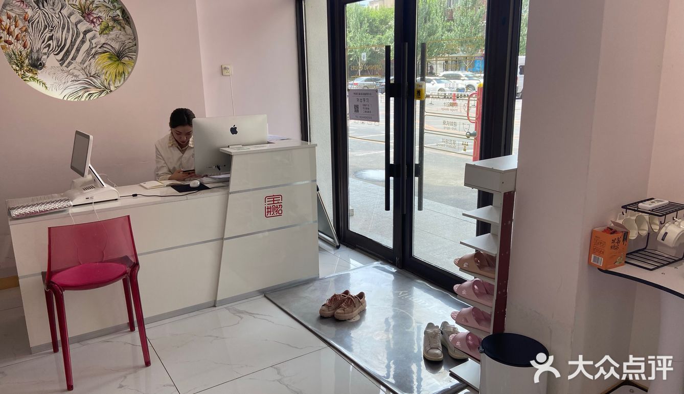 大众点评中了霸王餐。很幸运的。环境还可以。以白色调为